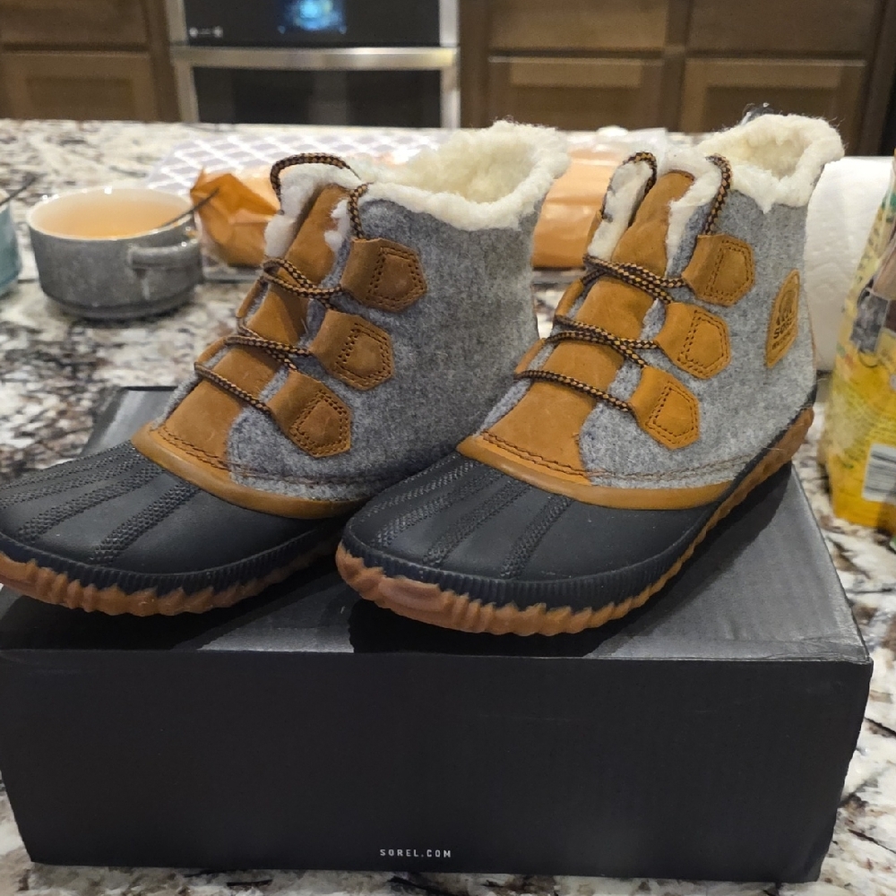 Sorel Tan and Black Out 'N About Boots - Picture 3 of 7